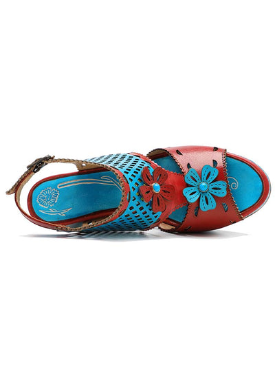 Sandales à fleurs rouges et bleues 